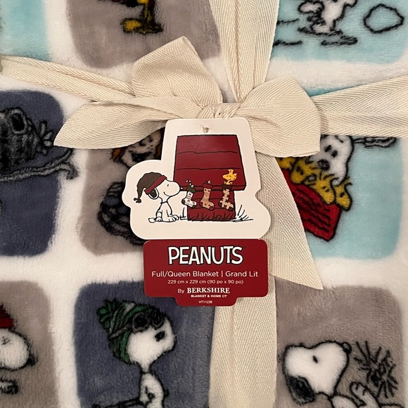 *BRAND NEW* Snoopy Peanuts Blanket - Queen Size - Picture 2 of 3